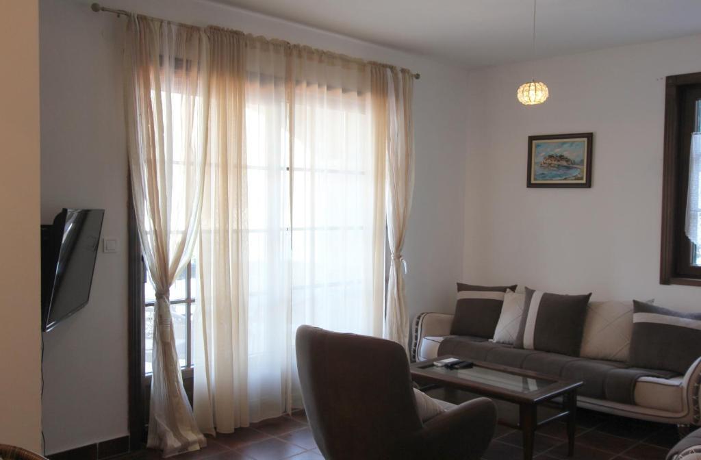 Столив: 3 BR Apartment in Boka Gardens complex