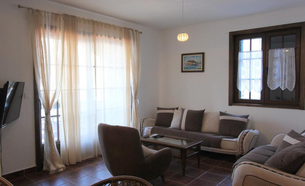 Столив: 3 BR Apartment in Boka Gardens complex