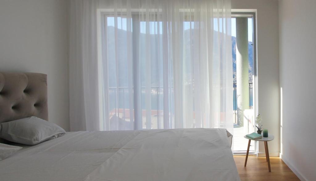Доброта: Alkima 1 BR apartment with a sea view