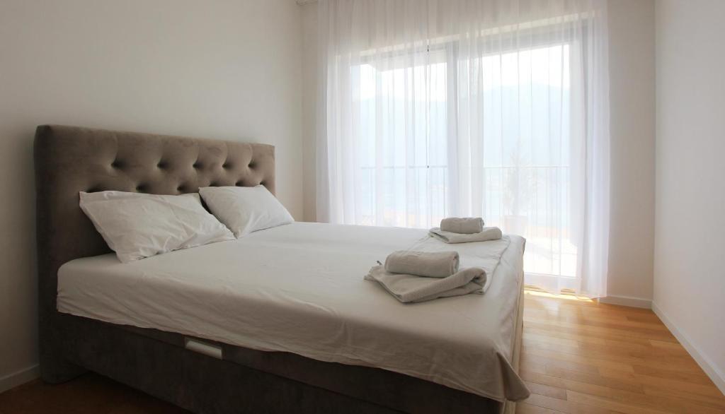 Доброта: Alkima 1 BR apartment with a sea view