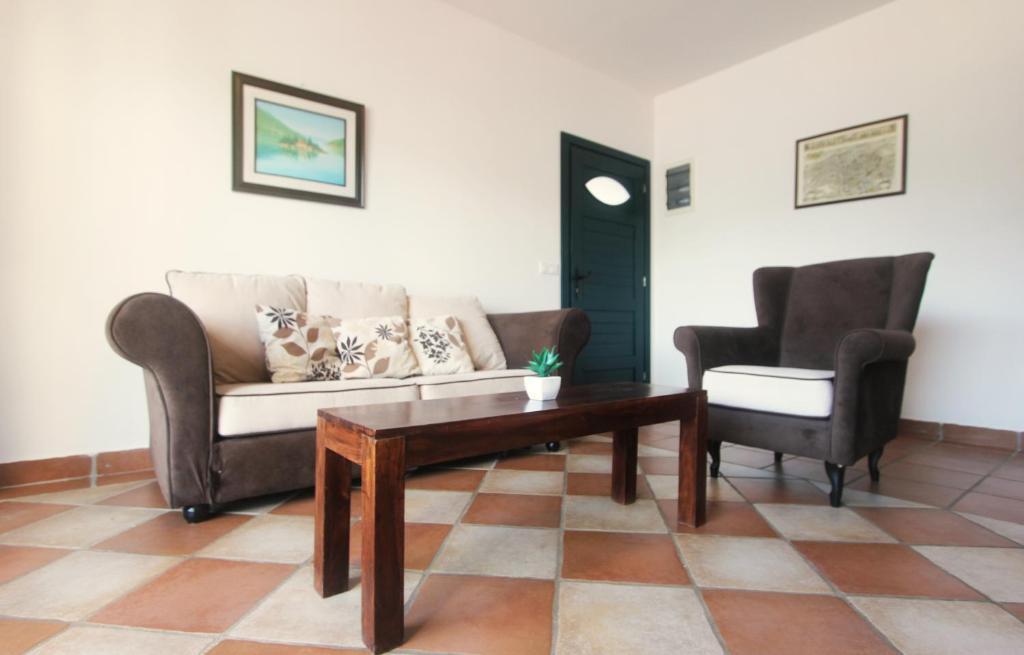 Столив: 2 BR Apartment in Boka Gardens Complex