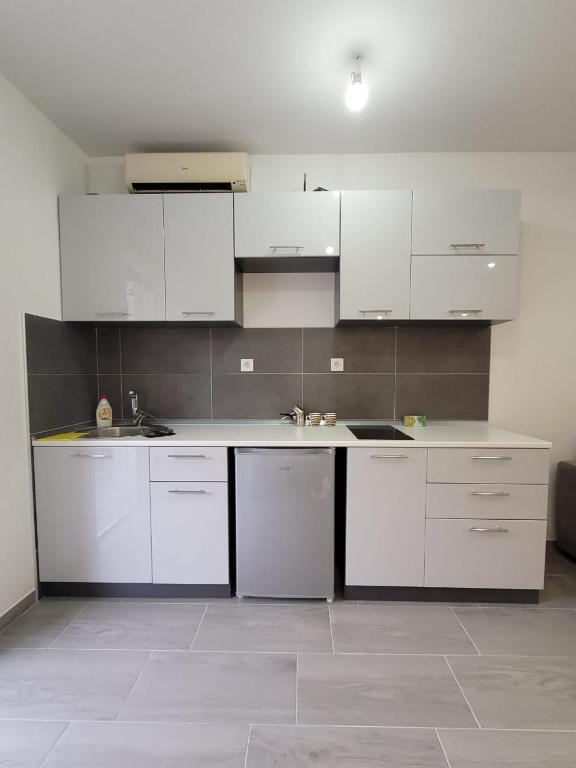 Доброта: Apartment Diamond -modern and lovely seaside studio apartment