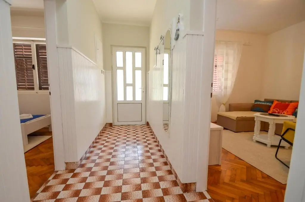 Доброта: Red House Apartment