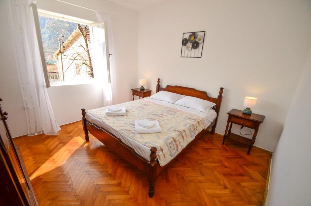 Доброта: Red House Apartment