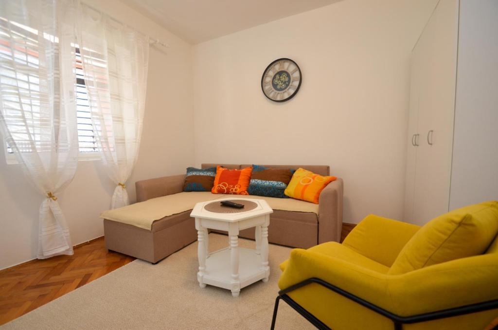 Доброта: Red House Apartment