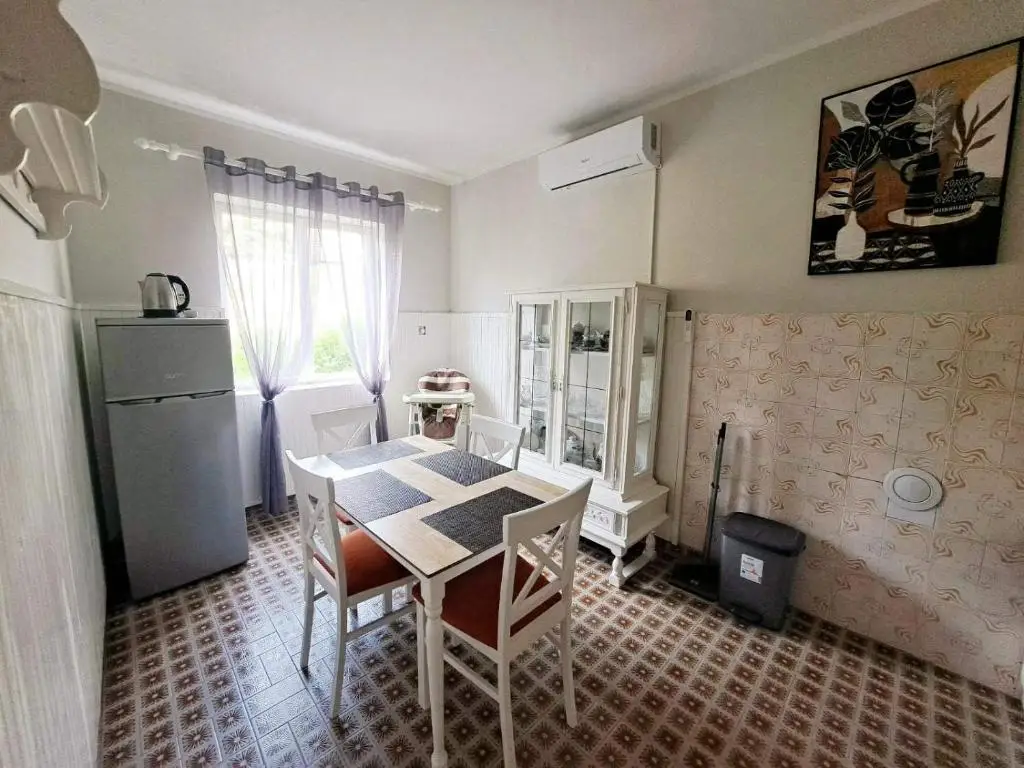 Доброта: Red House Apartment