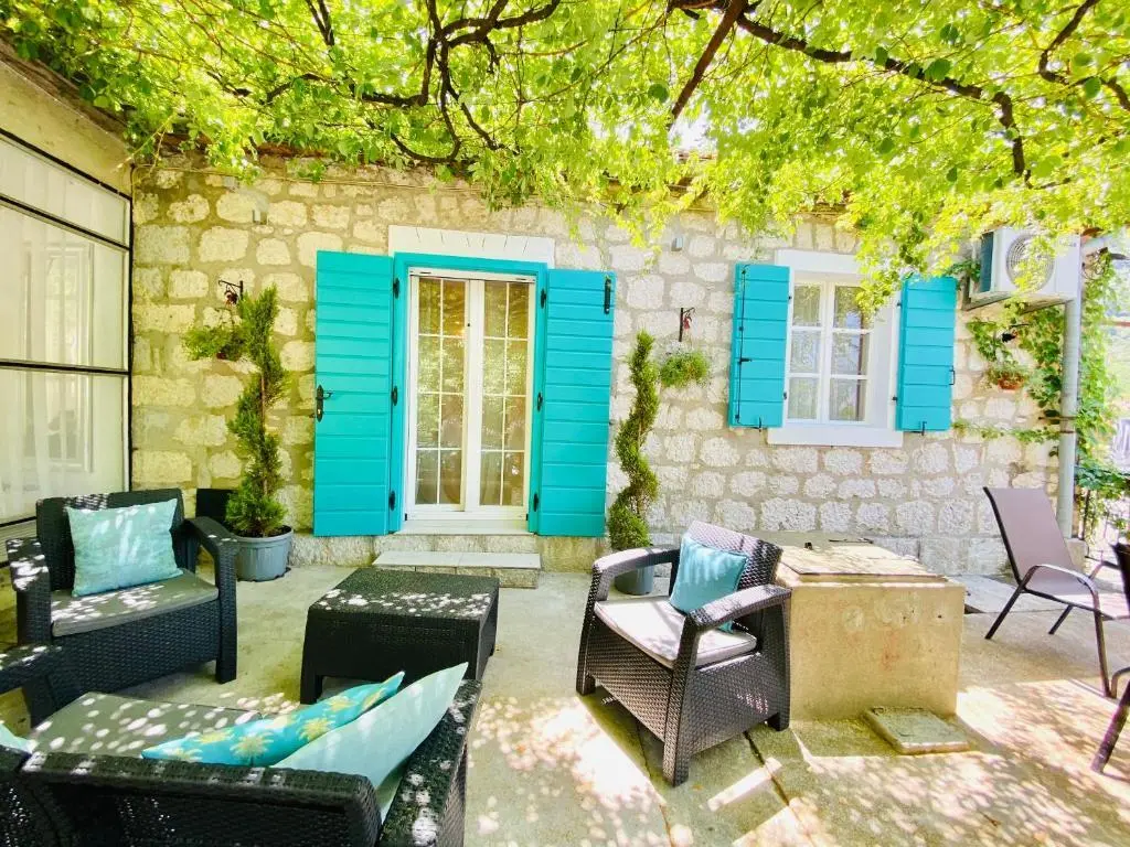 Котор: A 100 Years Old Rustic Mediterranean stone house with large terrace