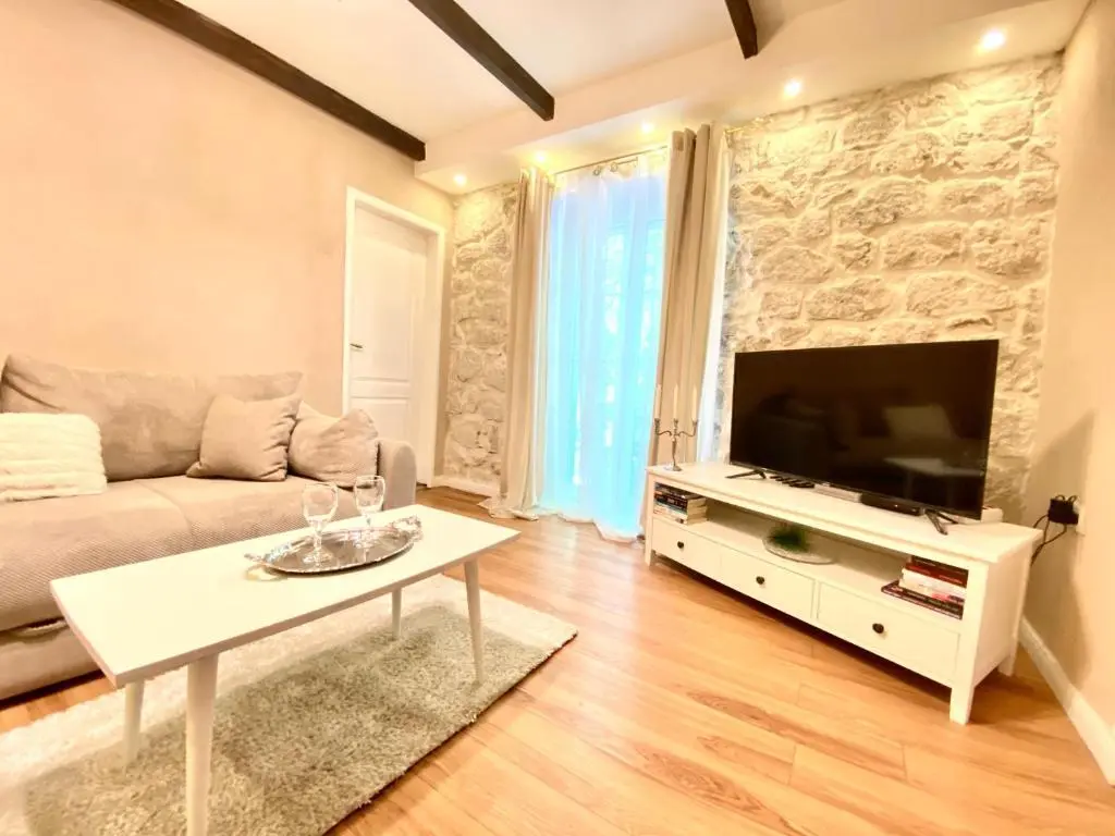 Котор: A 100 Years Old Rustic Mediterranean stone house with large terrace