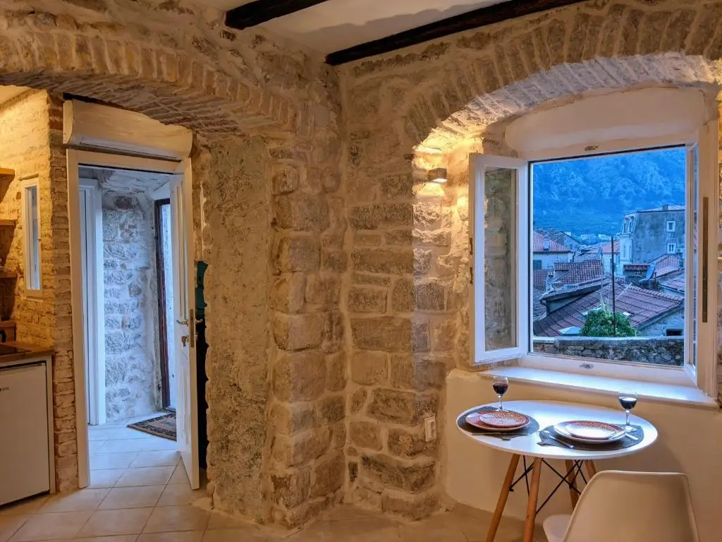 Доброта: Romantic Rooftop View Hideaway- Old Town Nr 404