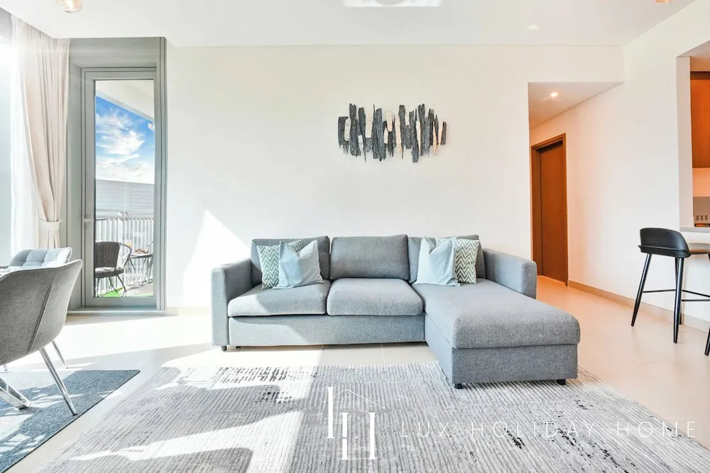 Дубай: LUX 52 42 Deluxe Marina view suite