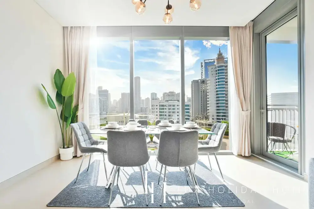 Дубай: LUX 52 42 Deluxe Marina view suite