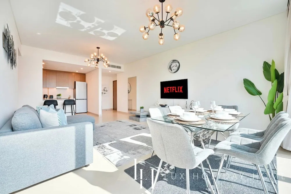 Дубай: LUX 52 42 Deluxe Marina view suite