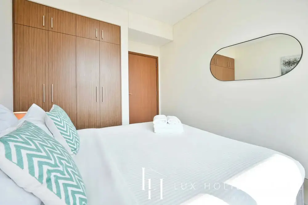 Дубай: LUX 52 42 Deluxe Marina view suite