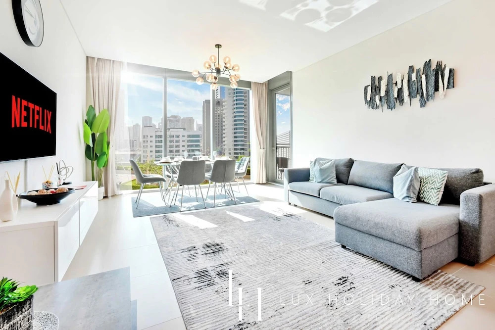 Дубай: LUX 52 42 Deluxe Marina view suite