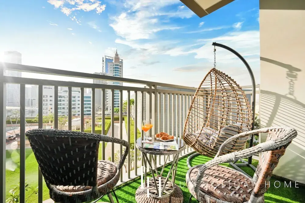 Дубай: LUX 52 42 Deluxe Marina view suite