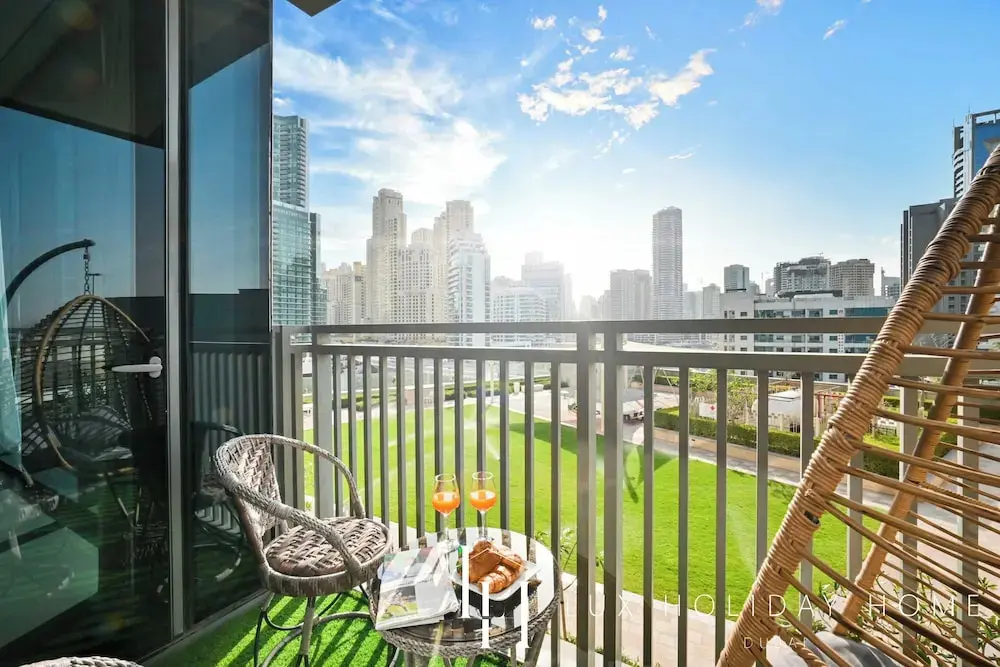 Дубай: LUX 52 42 Deluxe Marina view suite