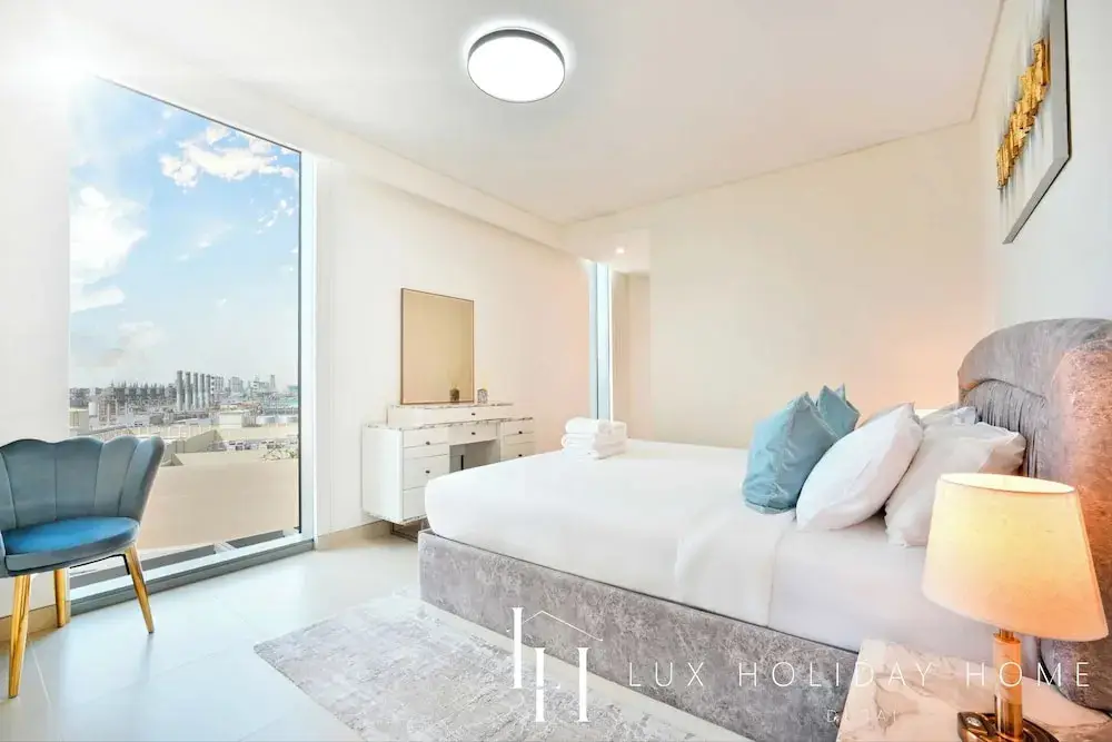 Дубай: LUX 52 42 Deluxe Marina view suite