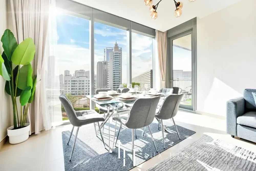 Дубай: LUX 52 42 Deluxe Marina view suite