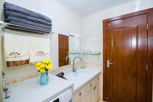 Лоян: Henan Luoyang·Henan University of Science And Technology· Locals Apartment 00150340