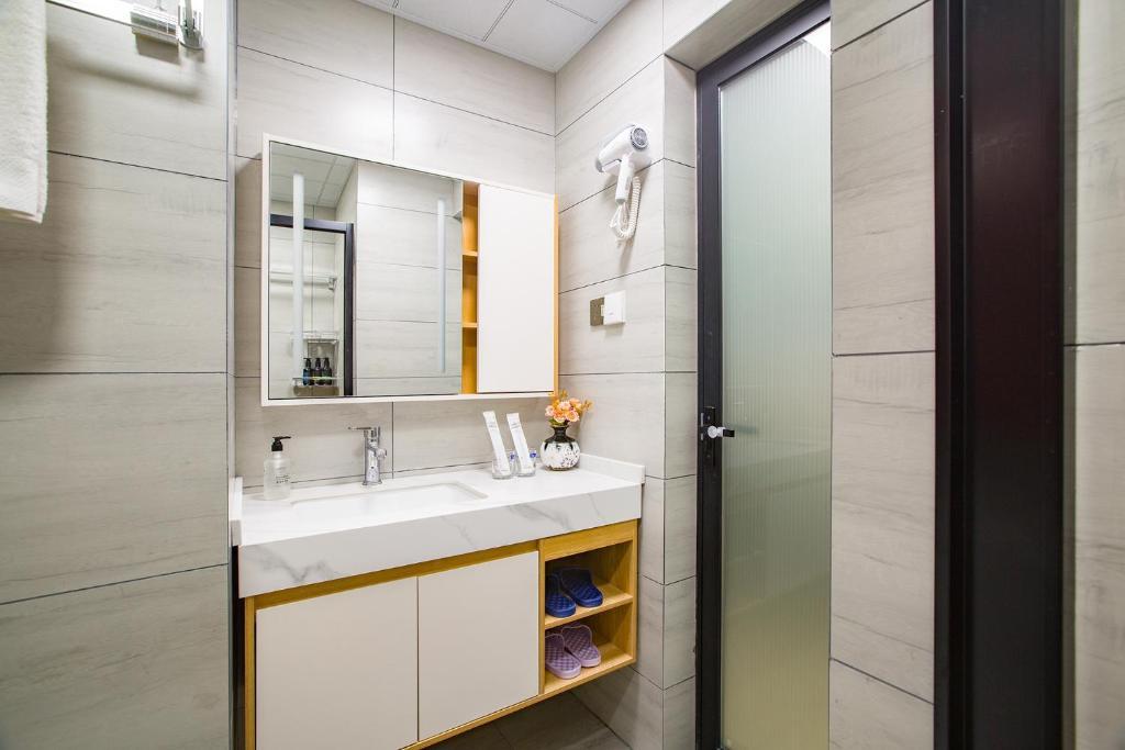 Чжанцзяцзе: Locals Apartment Place 13