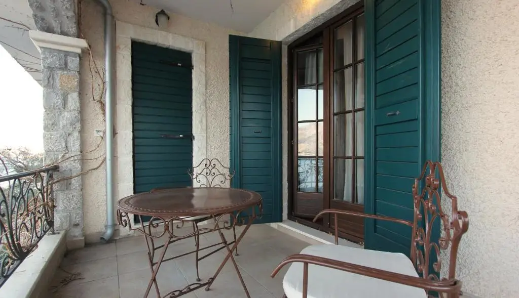 Столив: Amazing 2 BR apartment in Boka Gardens complex