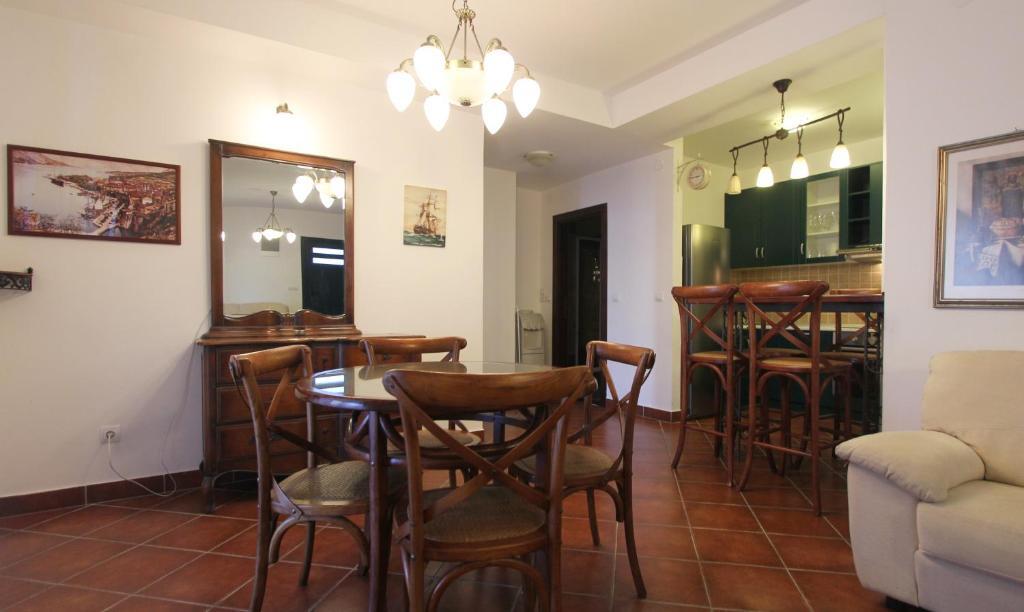 Столив: Amazing 2 BR apartment in Boka Gardens complex