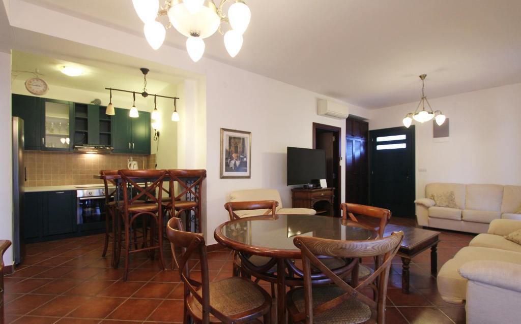 Столив: Amazing 2 BR apartment in Boka Gardens complex