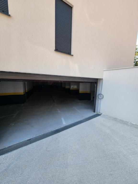Будва: Lovely 1-Bedroom rental unit with free parking