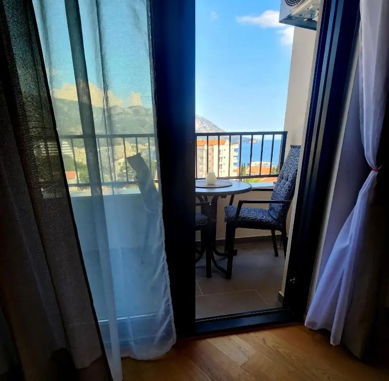 Будва: Lovely 1-Bedroom rental unit with free parking