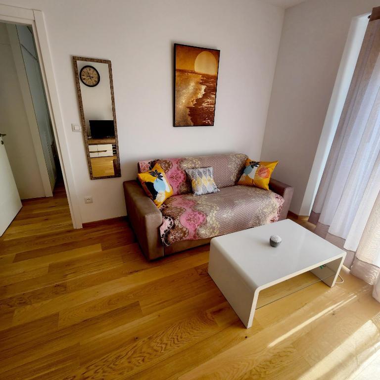 Будва: Lovely 1-Bedroom rental unit with free parking