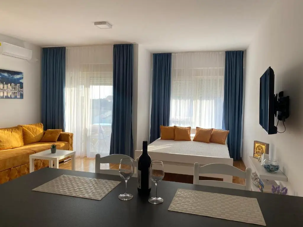 Бечичи: Comfort studio with sea view and swimming pool