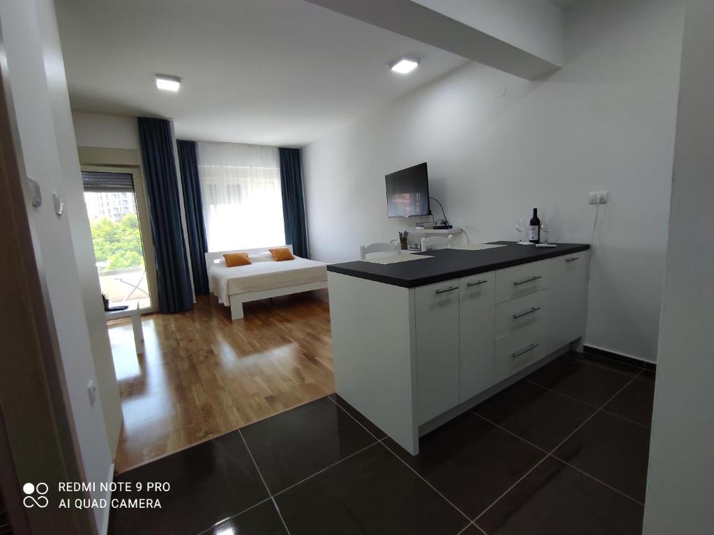 Бечичи: Comfort studio with sea view and swimming pool