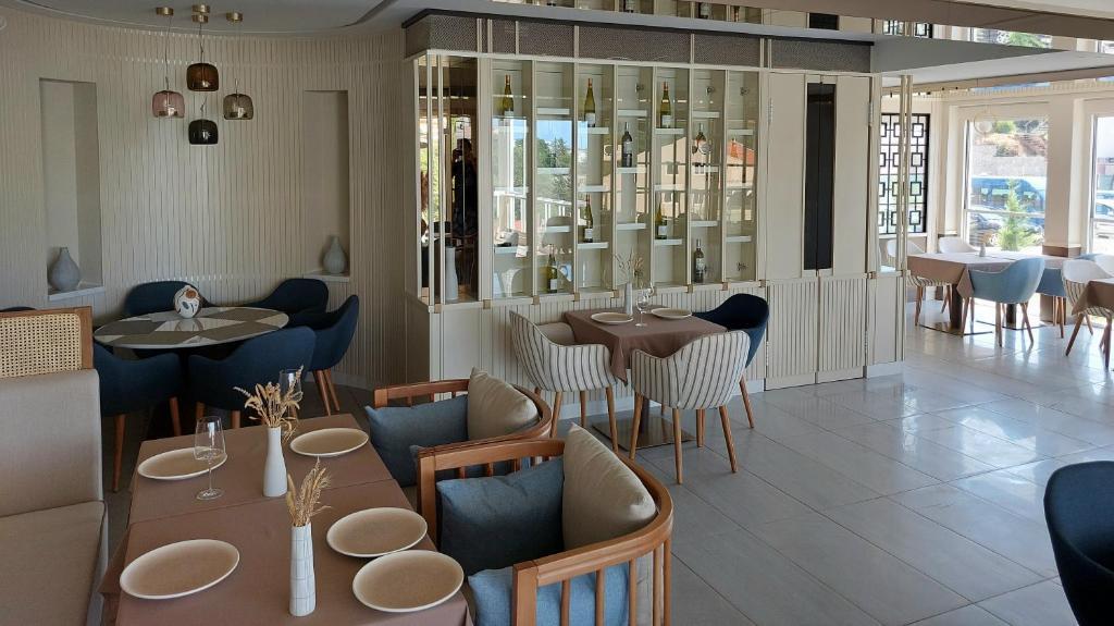 Бечичи: Comfort studio with sea view and swimming pool
