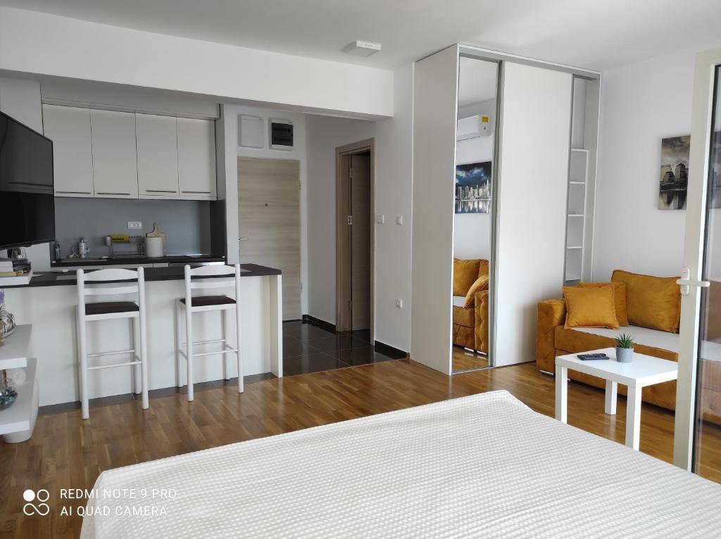 Бечичи: Comfort studio with sea view and swimming pool