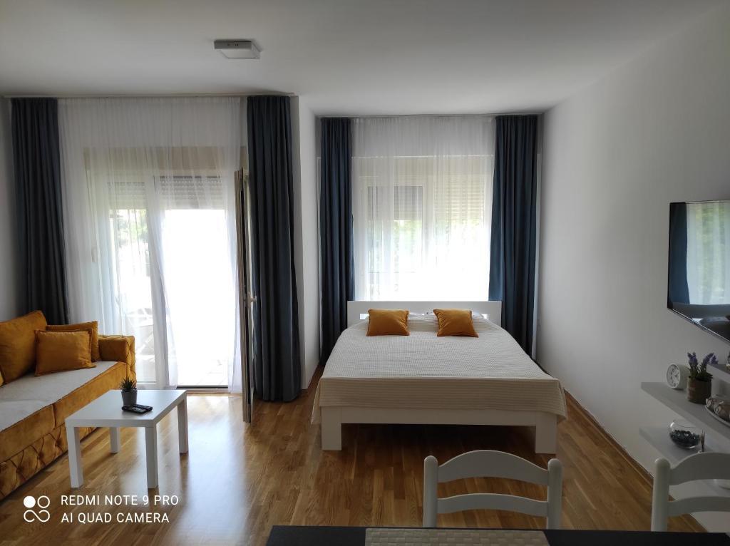 Бечичи: Comfort studio with sea view and swimming pool