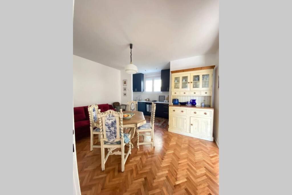 Тиват: Lovely and peaceful vintage apartment near beach