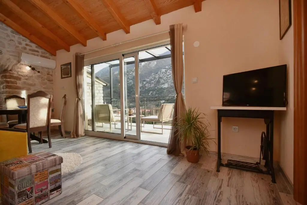 Стрп: Stone House Morinj