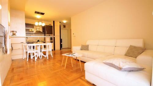 Будва: Lux Apartment 777