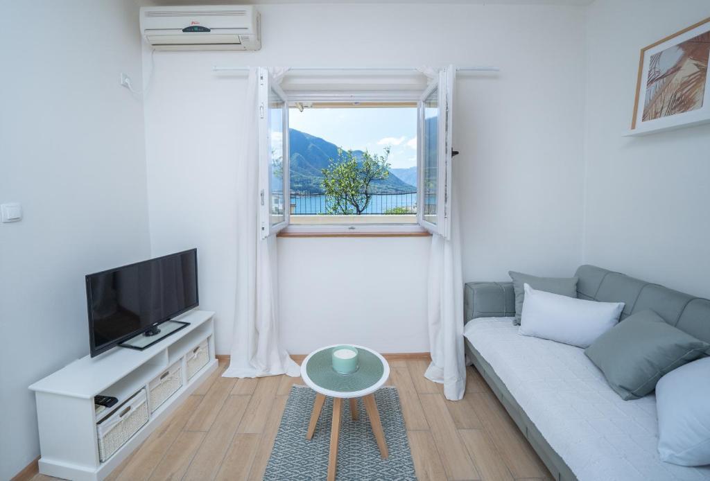Доброта: 3M - Stylish studio apartment with terrace