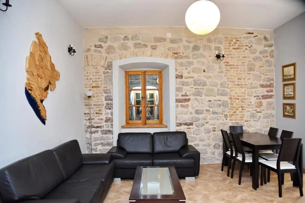 Доброта: Cozy & Extravagant Suite in Antique Bizanti Palace