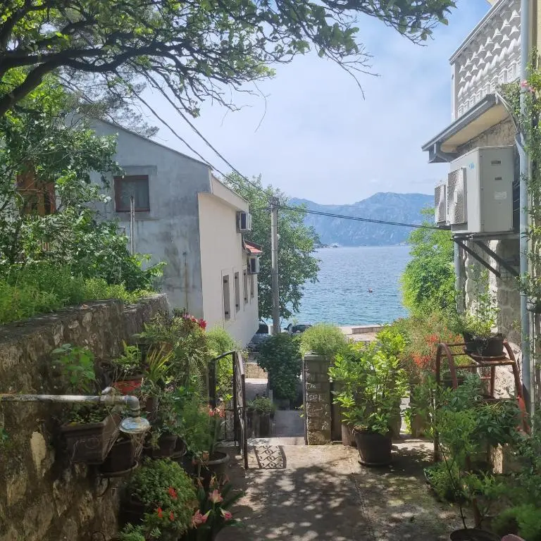 Доброта: Studio on the coast, with a view of the sunrise,free we-fi