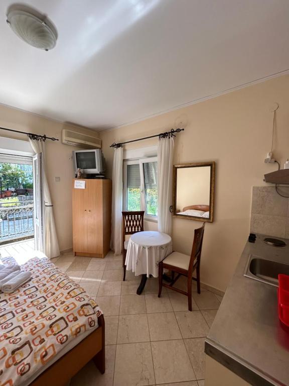 Доброта: Studio on the coast, with a view of the sunrise,free we-fi