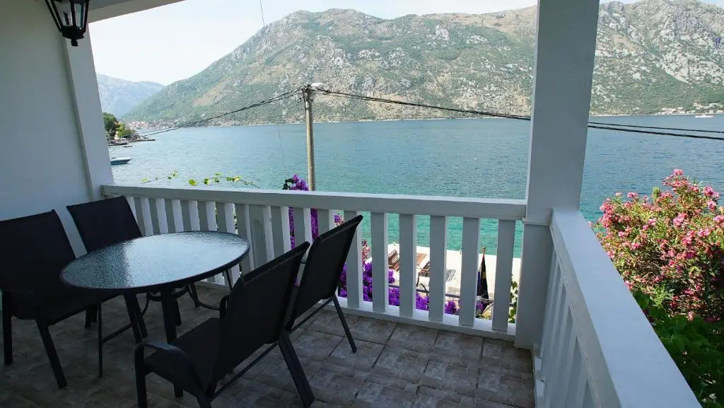 Столив: PENTHOUSE STOLIV New SPA-POOL Villa is located 5m from the sea, Exclusive Terrace,Private Jetty wih Sunbeds, Pebble Beach, Secluded location Total area 375m2 at your disposal