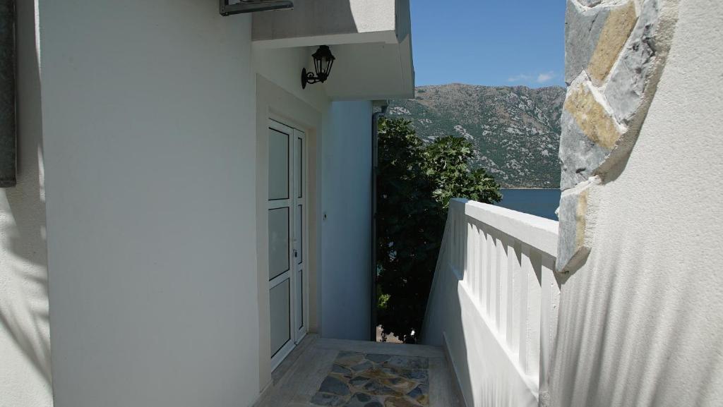 Столив: PENTHOUSE STOLIV New SPA-POOL Villa is located 5m from the sea, Exclusive Terrace,Private Jetty wih Sunbeds, Pebble Beach, Secluded location Total area 375m2 at your disposal