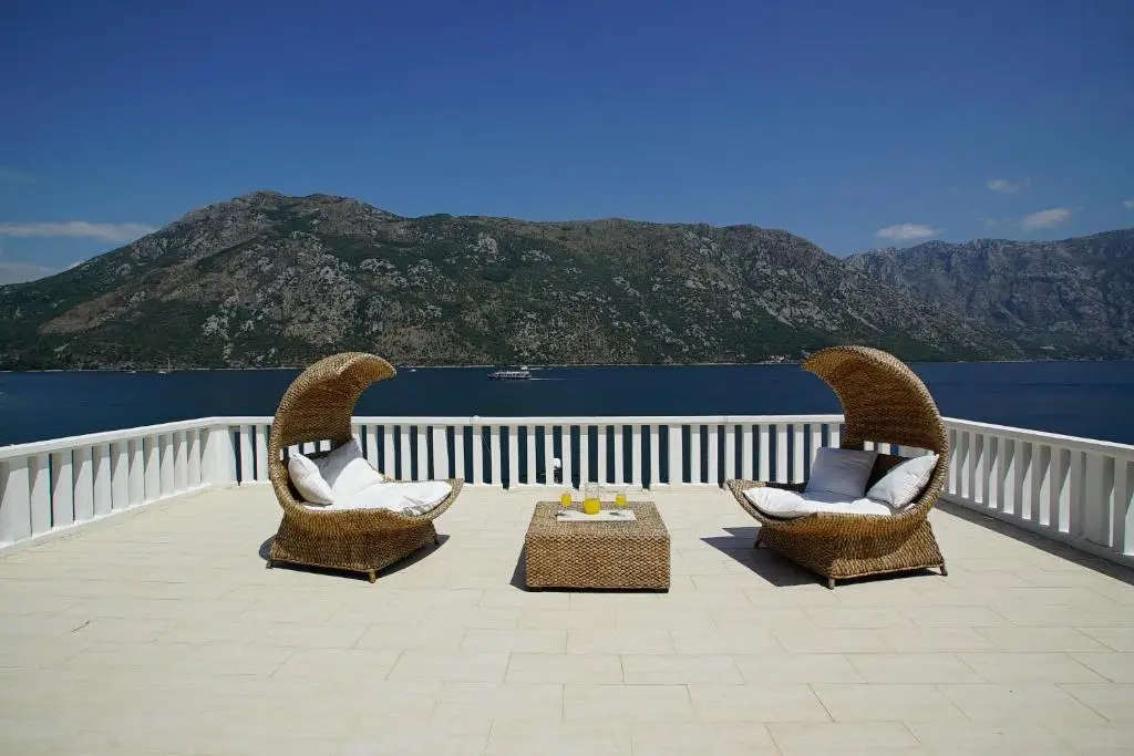 Столив: PENTHOUSE STOLIV New SPA-POOL Villa is located 5m from the sea, Exclusive Terrace,Private Jetty wih Sunbeds, Pebble Beach, Secluded location Total area 375m2 at your disposal