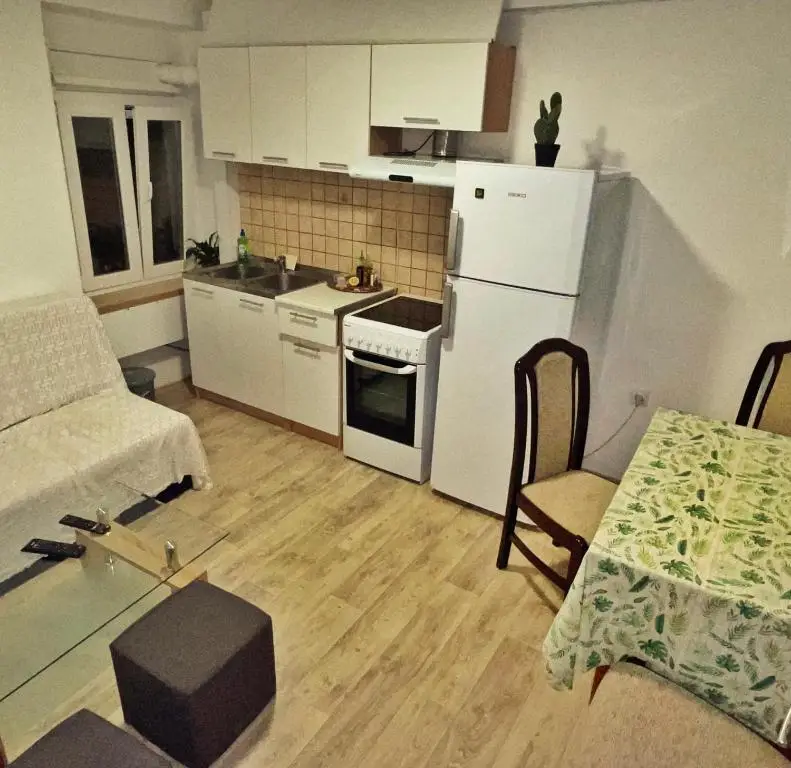 Тиват: 1-bedroom apartment with 3 beds + private parking