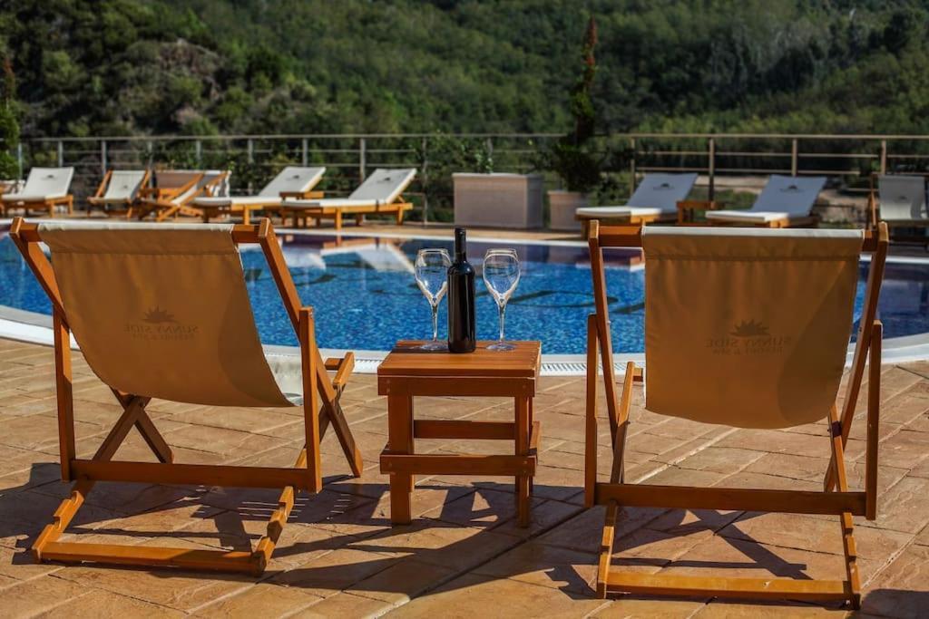 Бечичи: Modern 1BR apartment with swimming pool