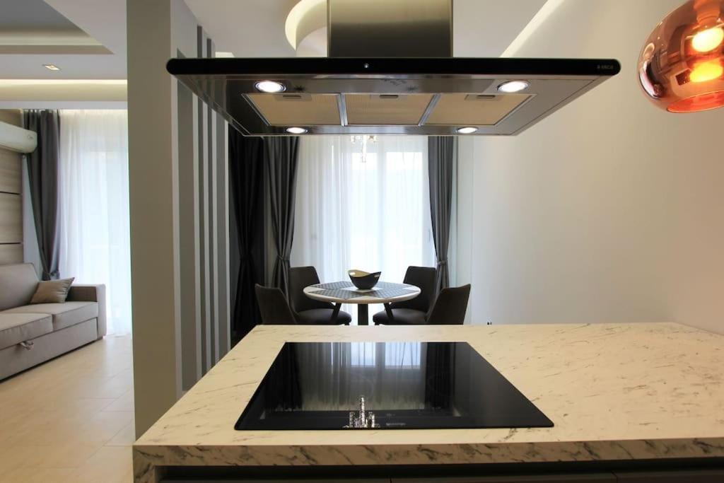 Бечичи: Modern 1BR apartment with swimming pool