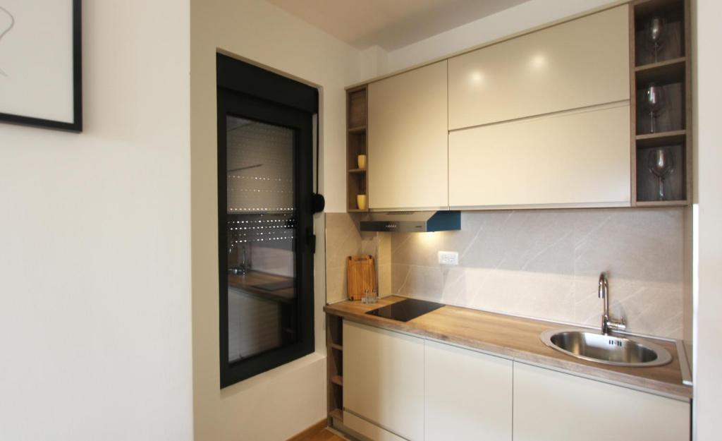 Бечичи: Minimalist stylish 1 BR apartment in Tre Group