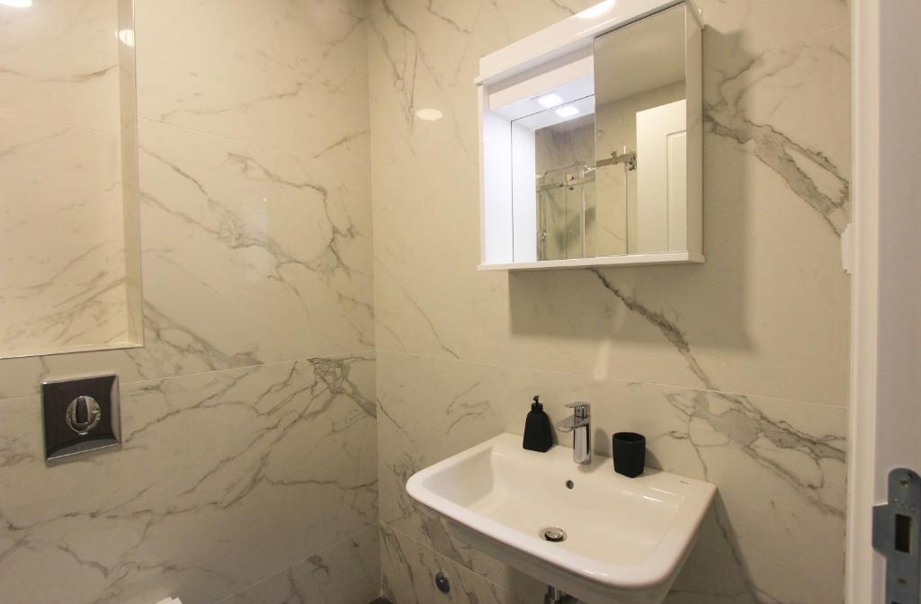 Бечичи: Minimalist stylish 1 BR apartment in Tre Group